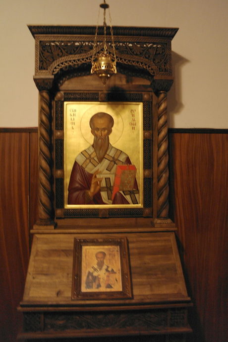 Иконата на "Св. Климент Охридски" е направена от приятели на свещеника, като в дърворезбованата й рамка са вплетени слова и пророчества