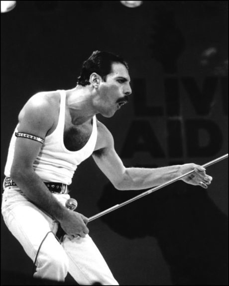 Фреди Меркюри на сцената на стадион "Уембли" по време на Live Aid