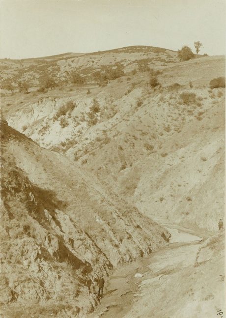 1911 г., местността "Гальов дол" (Калофер). Снимка, която потвърждава думите на един от пионерите в областта на укрепяването на пороите – Петър Манджуков, който споделя, че "никъде Стара планина не е така гола и обезлесена, както над Карлово и Сопот. Никъде южните склонове не бяха така разядени от дълбоки сипеи и ровини, както тук".