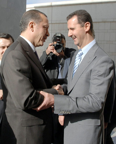 Турският президент (тогава премиер) Реджеп Тайип Ердоган и сирийският държавен глава Башар ал Асад. Снимката е от 2006 г.<br /><br />Турция не признава режима на Асад. Ердоган твърдеше, че съветвал някогашния си колега и приятел (още като премиер) как да откликне на нуждите на хората, когато започнаха демонстрациите през 2011 г. Оттогава Анкара смекчи реториката си, но едно не се е променило: тя разговаря с Дамаск през Москва. Чавушоглу заяви миналата седмица, че очаква от Русия ясно да предаде посланието: "Не приемаме извинението "не можем да контролираме напълно режима."<br />