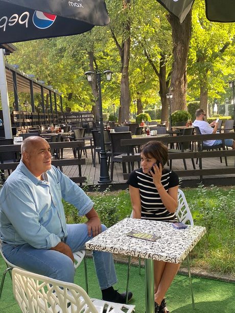 Росица Кирова и Бойко Борисов пият кафе във Видин - снимката е от фейсбук профила на премиера.