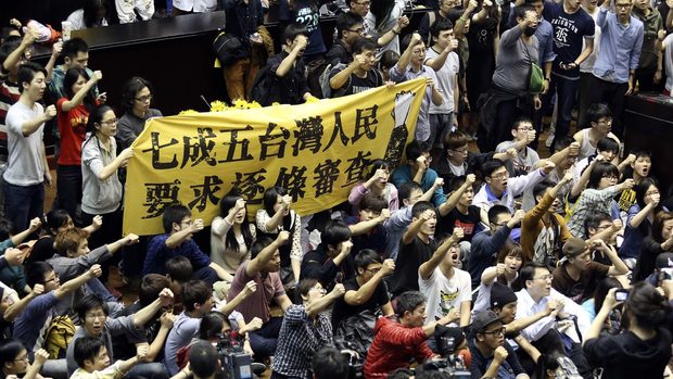 Протестиращи окупираха парламента в Тайван