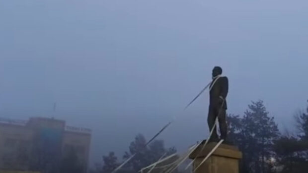 В Казахстан събориха статуя на Назарбаев