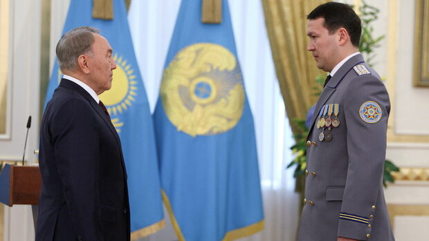 Името на Назарбаев изчезва от улиците, близките му - от властта