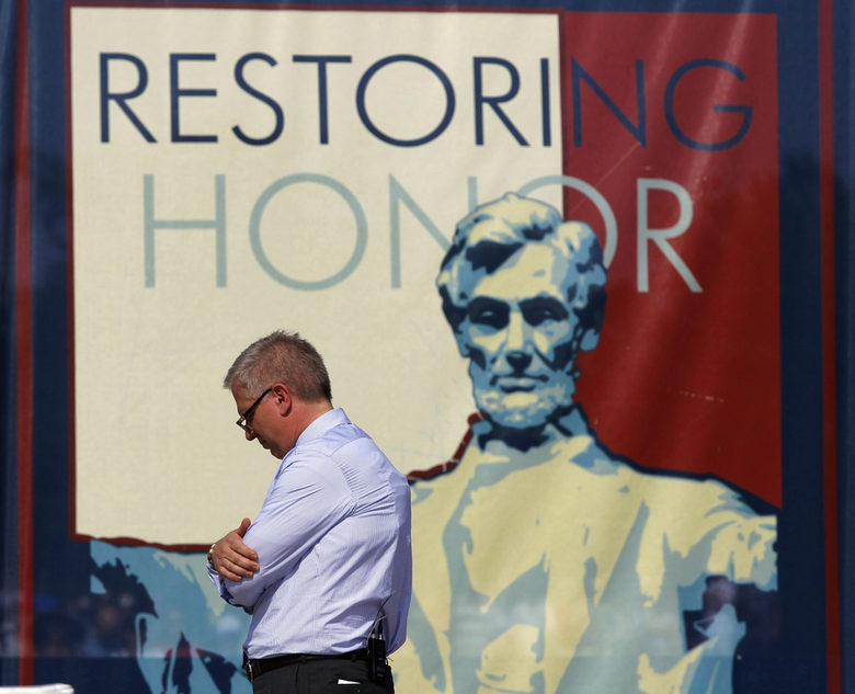 "Да възстановим честта" бе мотото на митинга на водещия Глен Бек (на снимката), който той организира пред Мемориала на Линкълн във Вашингтон.