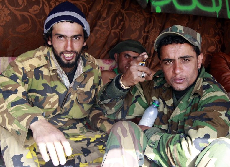 Бунтовници, разположени по фронтовата линия между Адждабия и Брега, пушат хашиш, докато си почиват