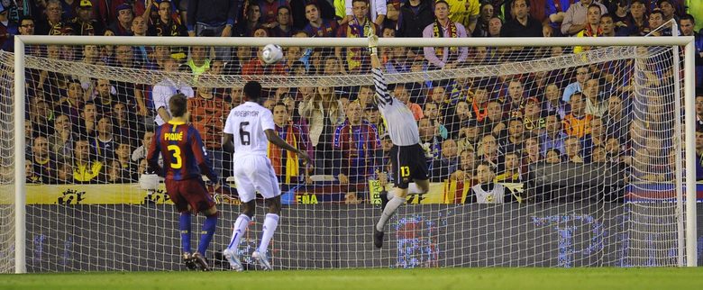 Вратарят на "Барселона" Хосе Мануел Пинто не успява да спаси удара на Кристиано Роналдо
