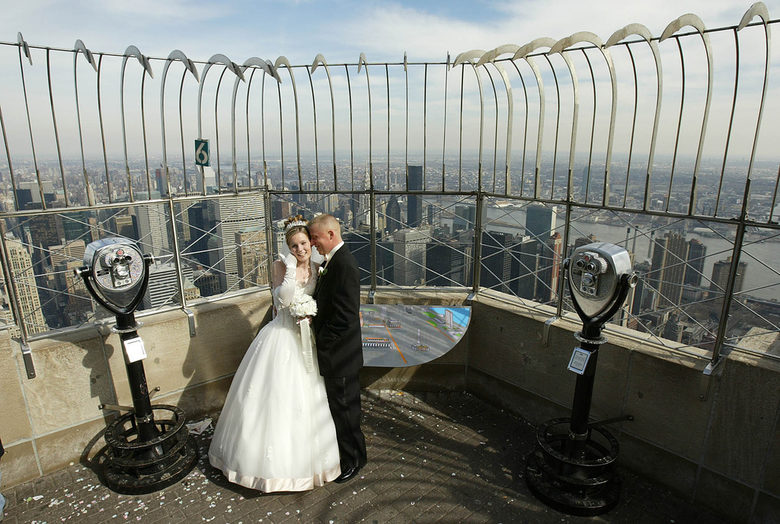 Младоженците харесват 86-я етаж за сватбени церемонии.