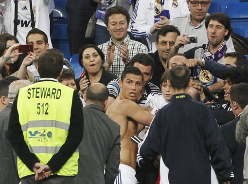 След срещата Роналдо подари своя фланелка на запалянко, когото уцели с топка по време на мача<br />
