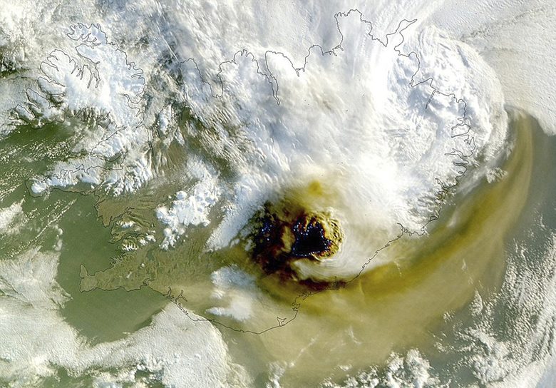 Сателитна снимка на НАСА показва вулканичния облак над Гримсвотн в пиковия момент на 22 май, когато вулканичната пепел достигна височина от 25 километра. Ден по-късно височината на облака падна под 10 км.