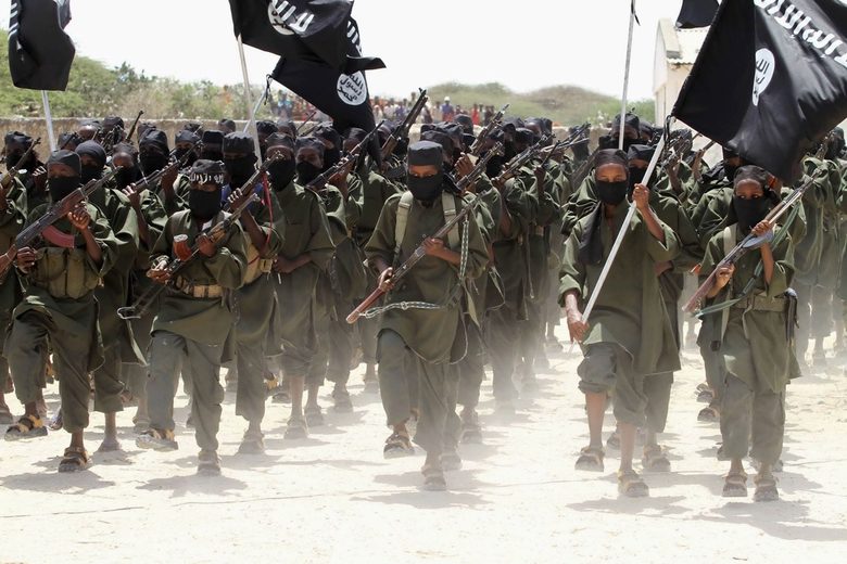 Новобранци от ислямистката екстремистка организация "Аш Шабаб" маршируват в Южна Сомалия