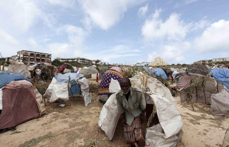 Сомалийски вътрешен бежанец излиза от палатката си в импровизиран лагер в Могадишу