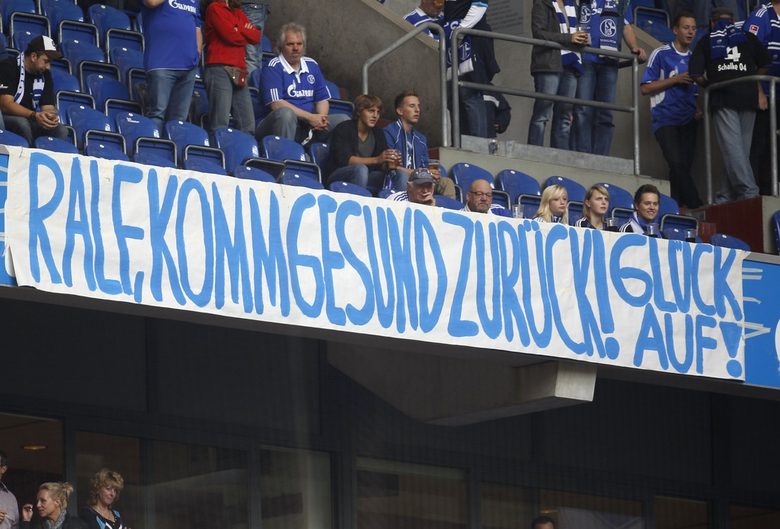 Феновете на "Шалке" опънаха плакат с надпис "Ралф, оправи се и се върни! Успех!" на мача срещу "Фрайбург" в събота