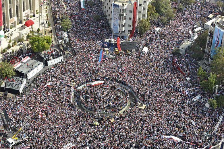 Държавните медии в Сирия съобщават, че стотици хиляди души излизат по улиците в подкрепа на режима и осъждайки решението на Арабската лига