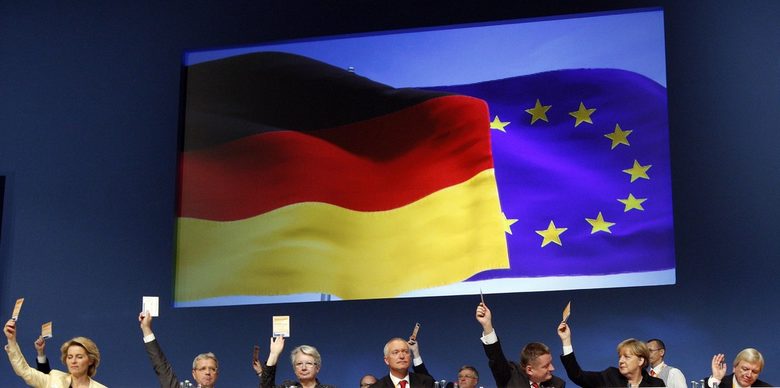Ангела Меркел и партията й от друга страна настояват за по-голяма политическа и икономическа интеграция на страните от еврозоната