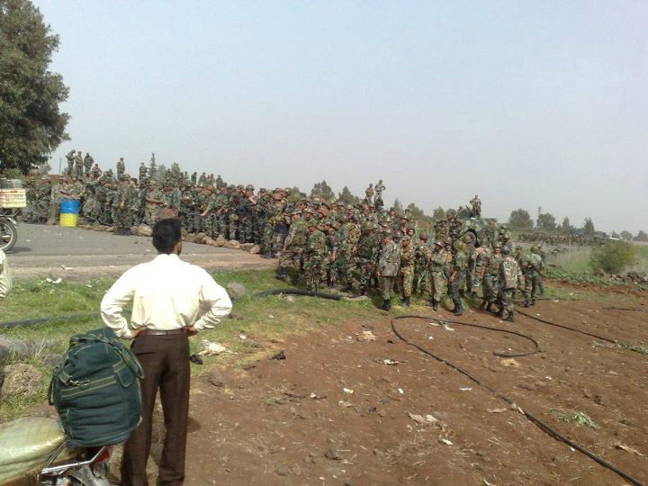 Сирийски войници се събират край Дераа. Не е известно кога е направена снимката.