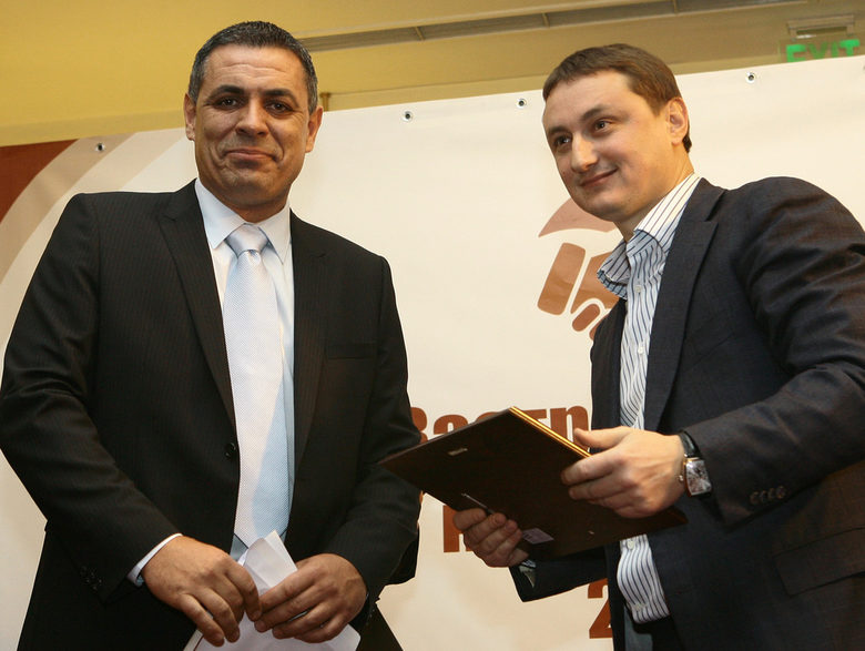 Директорът на "Армеец" Румен Георгиев получава наградата от Николай Здравков