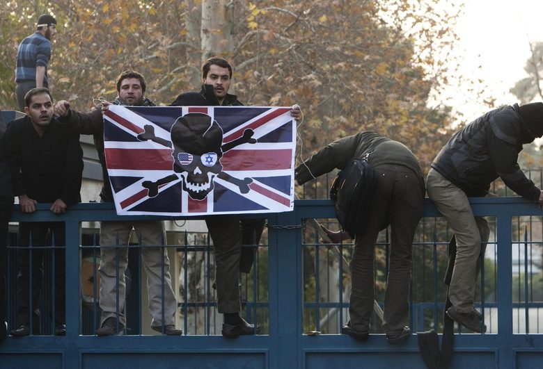 Британското посолство в Техеран бе щурмувано от разярени от новите санкции студенти и паравоенните части Басадж