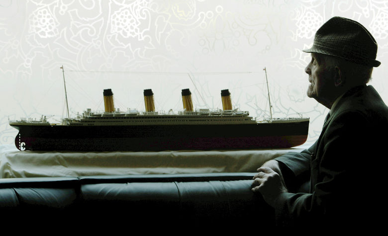 Председателят на Белфасткото Титаник общество Джон Паркинсън, който като малко момче е наблюдавал как корабът отплава от града, наблюдава голям модел на презокеанския лайнер.