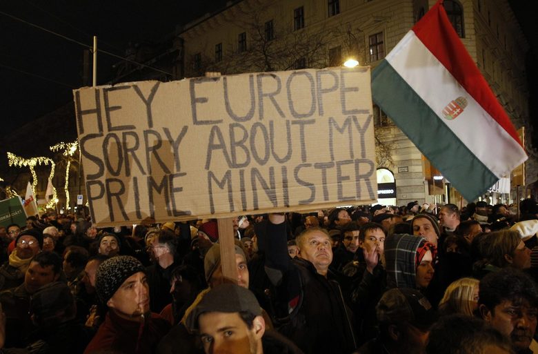 Демонстрантите издигнаха лозунги "Стига!", "Диктатура на Орбан", "Орбанистан" или "Хей Европа, съжалявам за моя министър-председател".