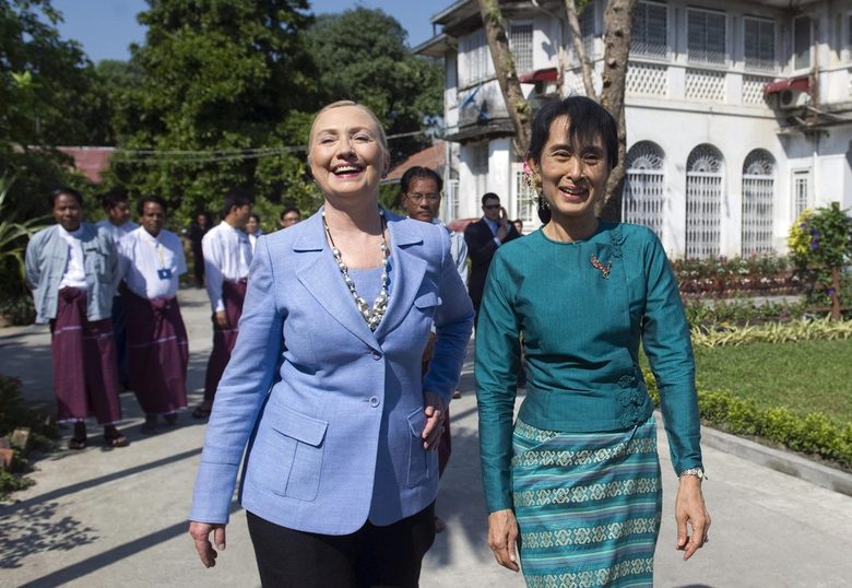 Държавният секретар на САЩ Хилари Клинтън разговаря с дисидентката и носителка на Нобелова награда за мир Аун Сан Су Чжи по време на историческото си посещение в Мианма в началото на декември<br />