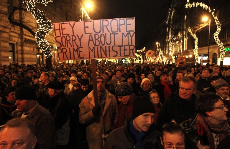 "Хей Европа, съжалявам за моя министър-председател" - един от лозунгите по време на протеста срещу новата конституция и правителството на Орбан в началото на януари.