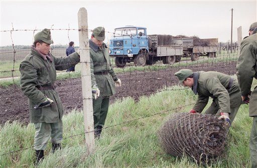 Унгарски граничари демонтират оградата по границата с Австрия на 2 май 1989 г.