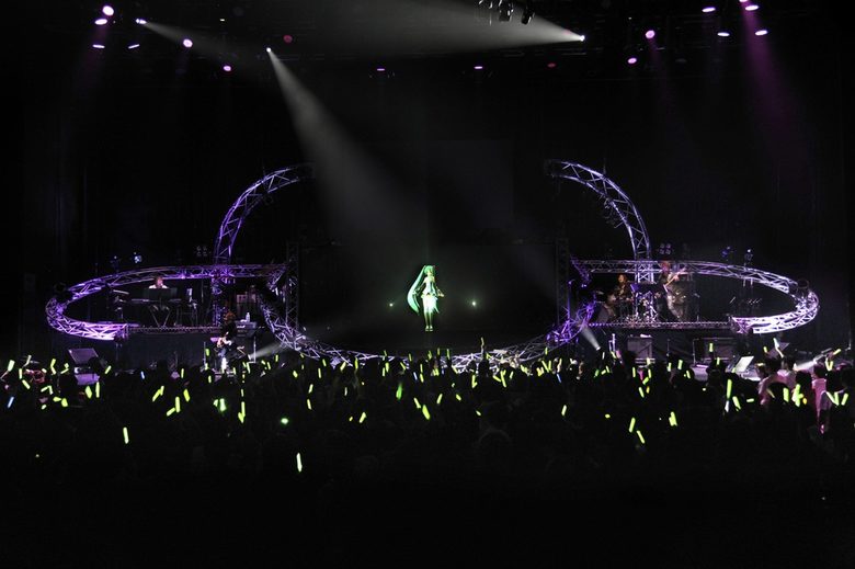 Хиляди изпълниха залата за четирите концерта на виртуалната певица в Токио.