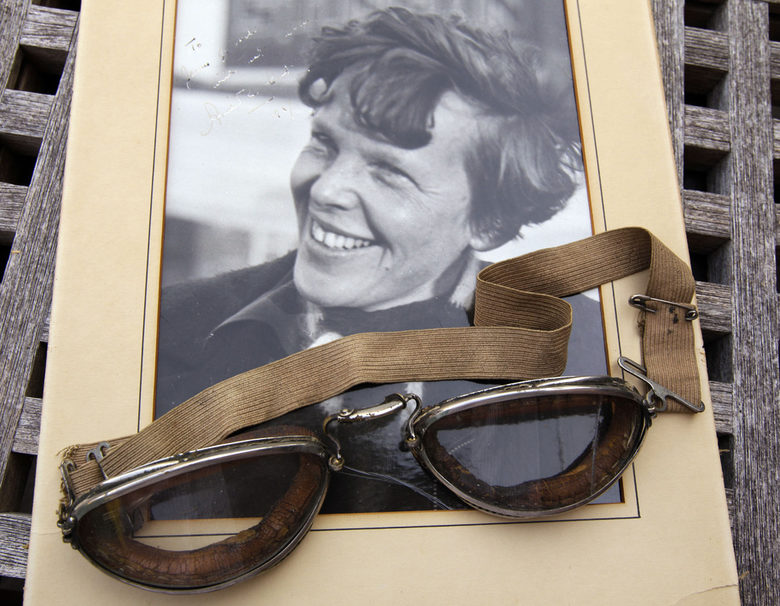 Амелия Еърхарт и очилата, които е носила при първата си самолетна катастрофа.