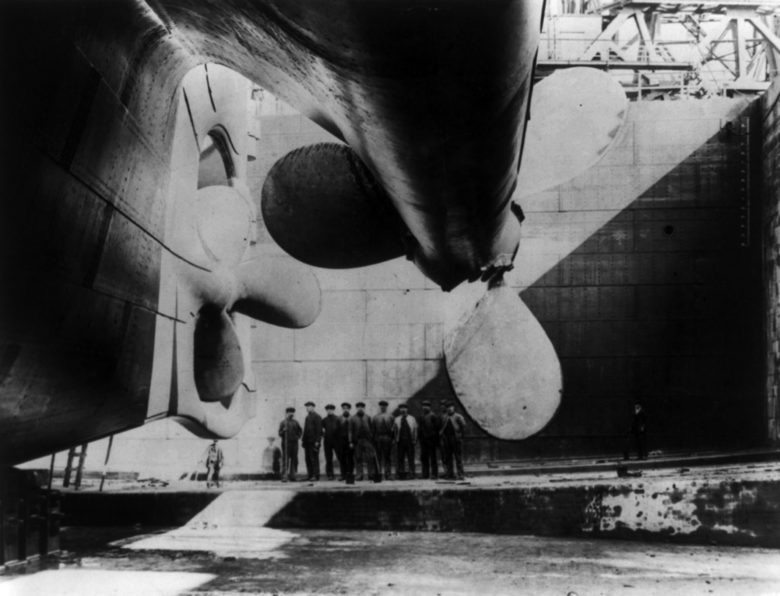 "Титаник" е бил изгубен толкова бързо, че не е имало време да се направят много негови снимки, особено на интериора. Кадри от строежа на "Олимпик" демонстрират колко мащабна конструкция са имали тези най-големи за времето си кораби.