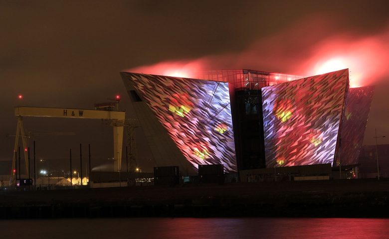 Илюминациите при откриването на музея Titanic Belfast.