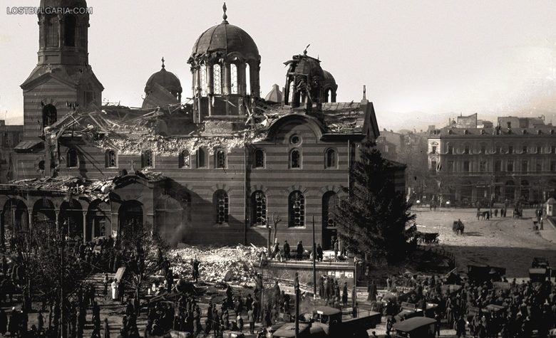 Разчистването на отломките от разрушената църква "Света Неделя" след бомбения атентат от 16 април 1925 г., извършен по време на опелото на ген. Коста Георгиев, застрелян предишния ден, София април 1925 г.