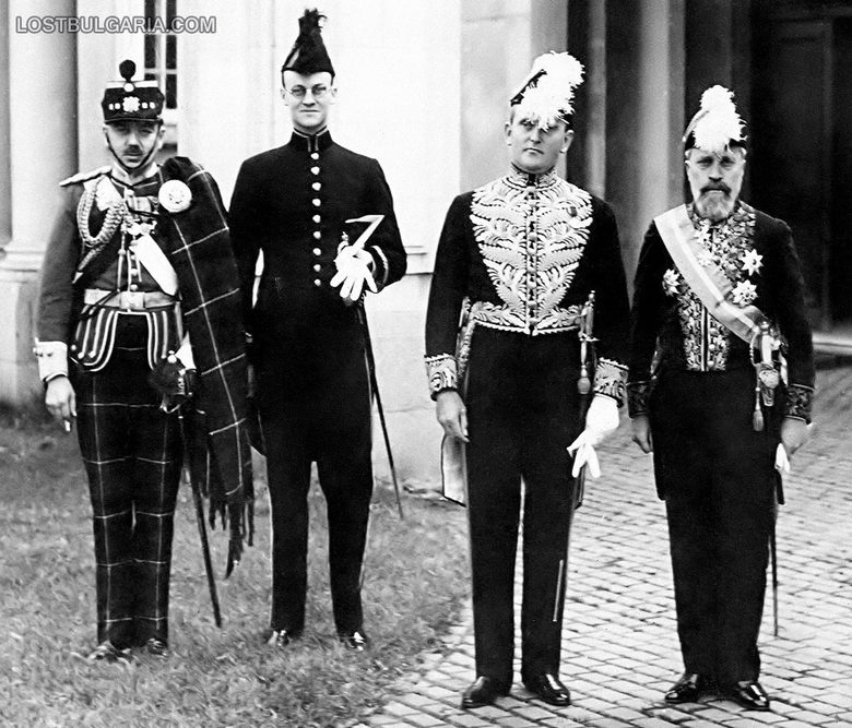 Началникът на личния кабинет на Н.В.Цар Борис III Павел Груев (първи отдясно) с британски и шотландски дипломати. Пред Британската легация в София, 1940 г