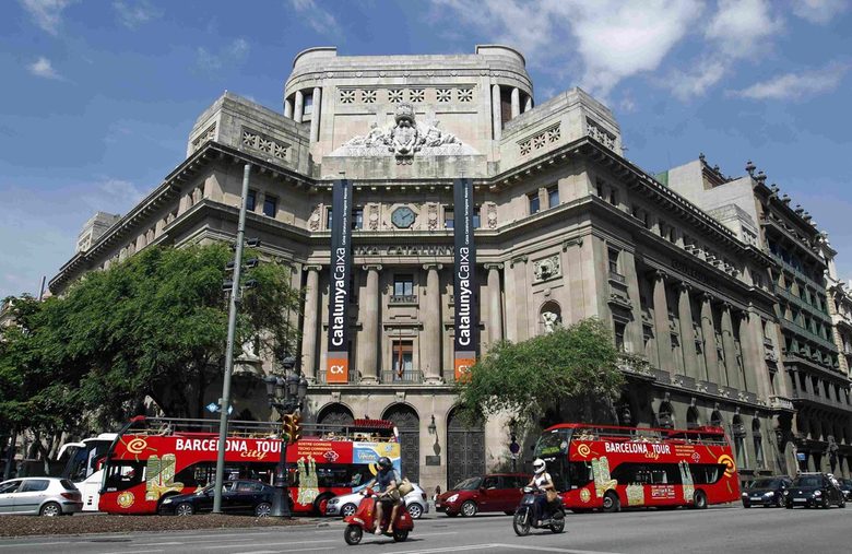 Каталунската "Кайша банк" в центъра на Барселона. Различни прогнози сочат, че испанската банкова система се нуждае от помощ в широките рамки между 40 и 100 млрд. евро.