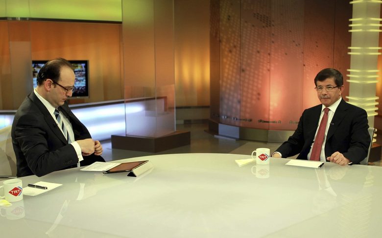 Външният министър Ахмет Давутоглу по време на интервюто в държавния канал TRT=