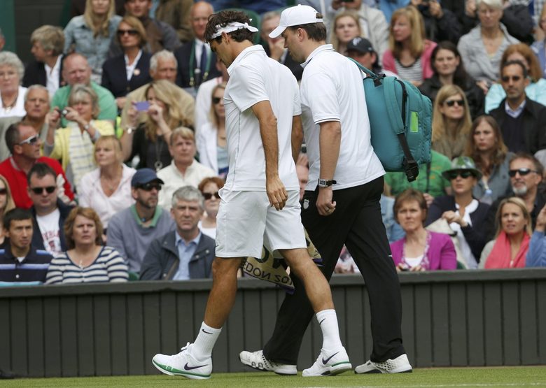 Федерер напусна корта със своя физиотерапевт заради болки в гръба, но няколко минути по-късно се върна и продължи мача