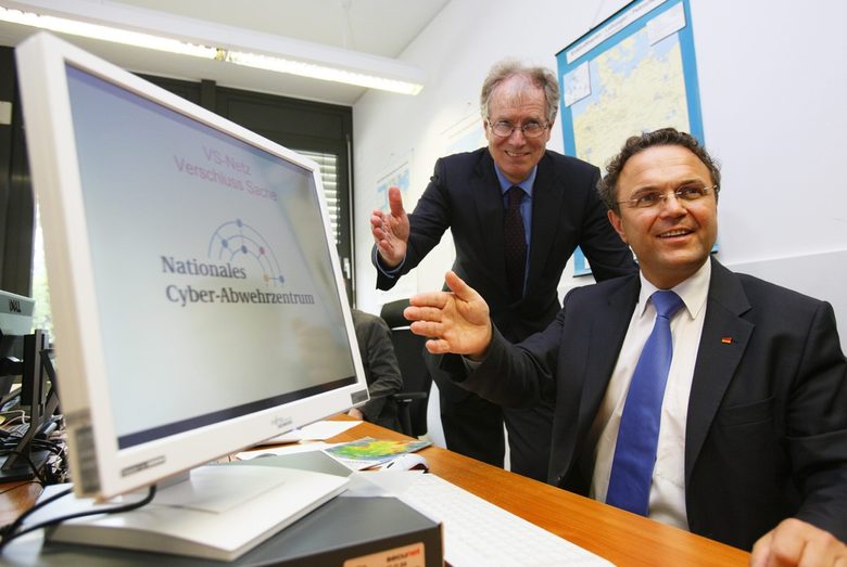 Преди година германският министър на вътрешните работи Ханс-Петер Фридрих (вдясно) представи Германския национален център за киберотбрана.