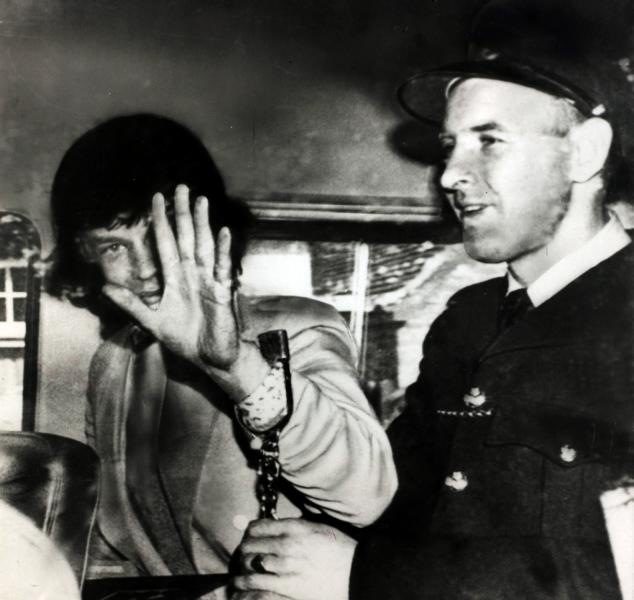 Малко известна снимка на Мик Джагър по време на арест