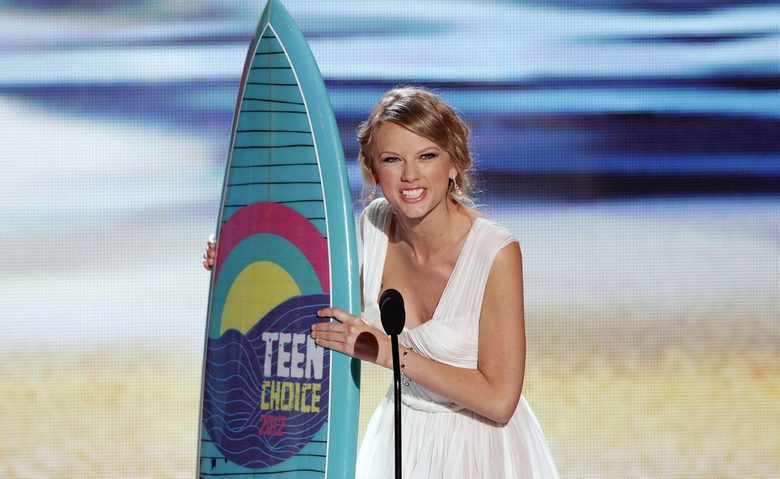 Тейлър Суифт получава наградата за най-добра изпълнителка на Teen Choice Awards 2012.