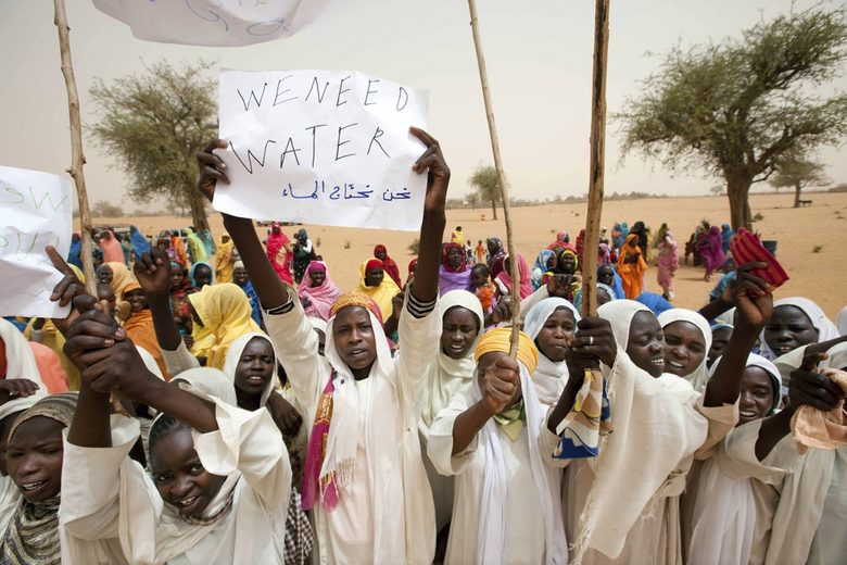 Момичета от Судан държат надписи "Нуждаем се от вода".