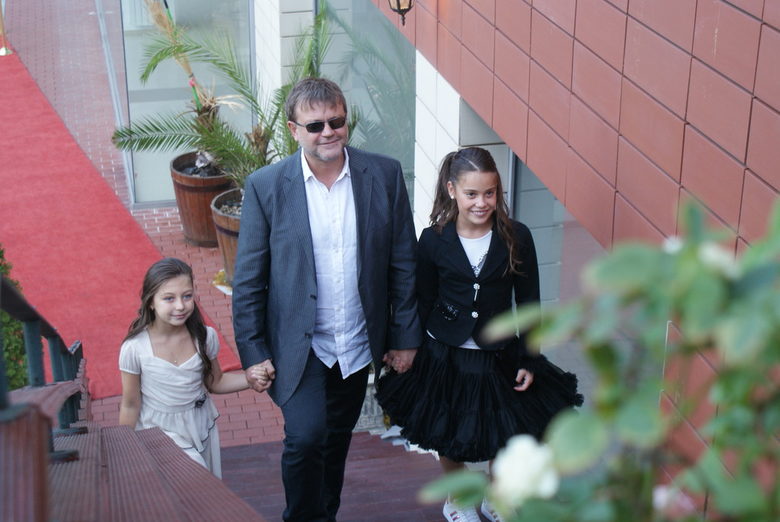 Георги Стайков пристигна под ръка с Илианна Сербезова и Валери Пахарска, които в сериала играят по-малките две дъщери на героя му Радослав Табаков