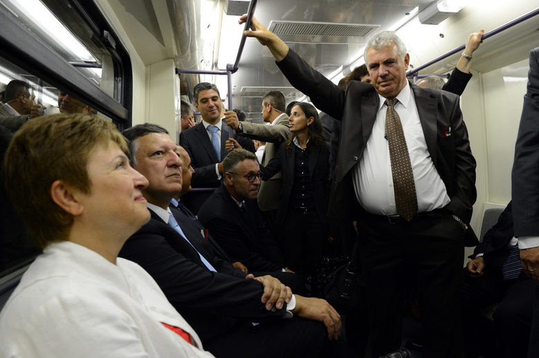 Директорът на метрото в София Стоян Братоев (вдясно) при откриването на втория лъч на метрото заедно с председателя на ЕК Жозе Мануел Барозу (вляво) и еврокомисарят Кристалина Георгиева
