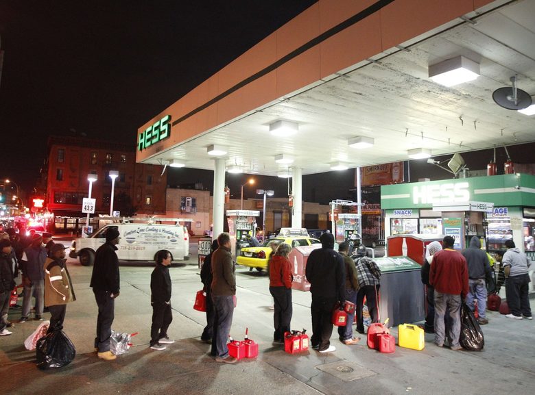 Местни жители се редят на опашка за гориво в Бруклин