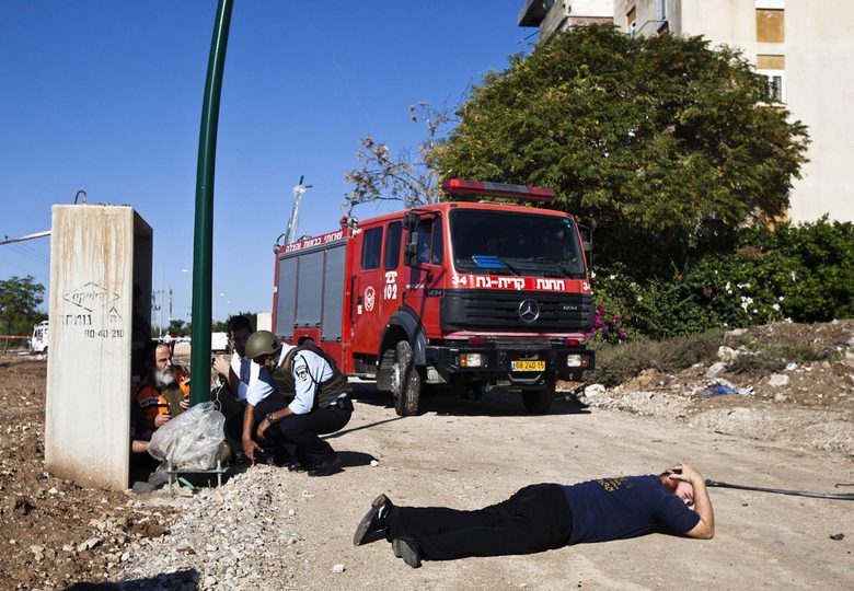 Израелски цивилни и полицаи се укриват от изстреляни от Газа ракети