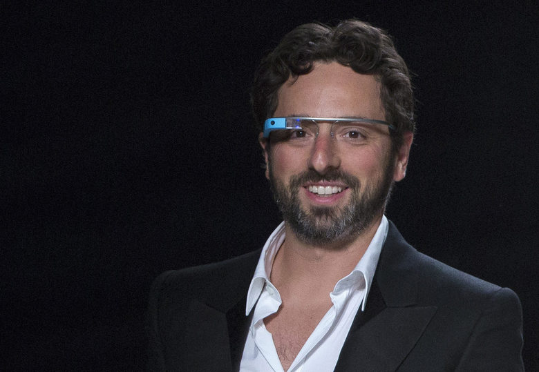 Съоснователят на Google Сергей Брин демонстрира очилата с добавена реалност Google Glass.