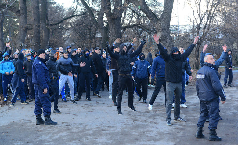 Феновете на "Левски", които пристигнаха към 16 ч. на стадион "Българска армия"