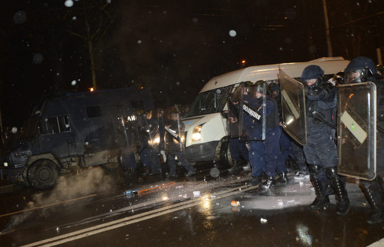 Сблъсъци между протестиращите и полицията край Орлов мост, има пострадали (обобщение и видео)
