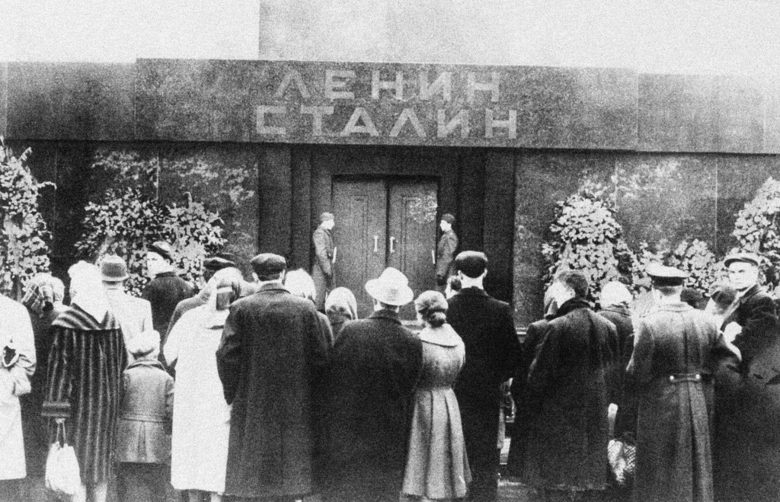 До 1961г. тялото на Сталин е редом до това на Ленин в мавзолея на Червения площад. Според мнозина историци това е най-логичното място, защото диктаторът реализира с размах това, за което е агитирал починалият през 1924г. вожд на болшевишката революция.