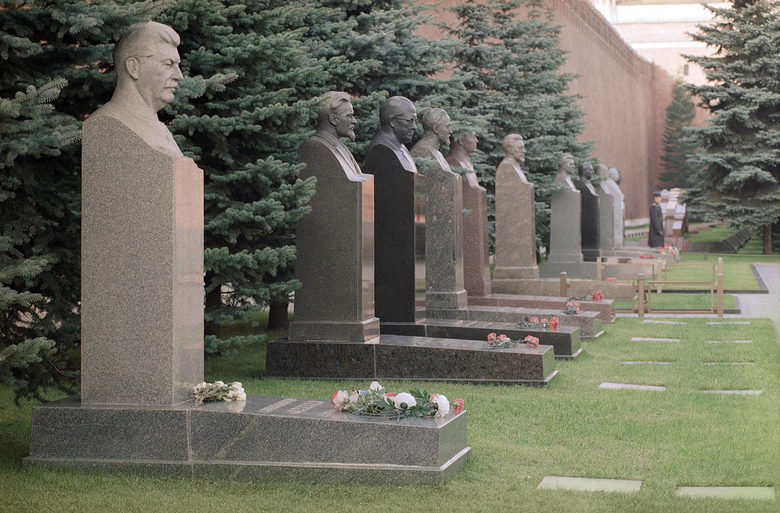 Некрополът със съветски лидери под стените на Кремъл. На преден план е гробът на Сталин.
