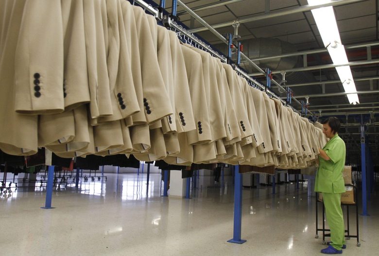 Част от инсталацията за разпределяне на готовите облекла към всеки от хилядите магазини на фирмата.